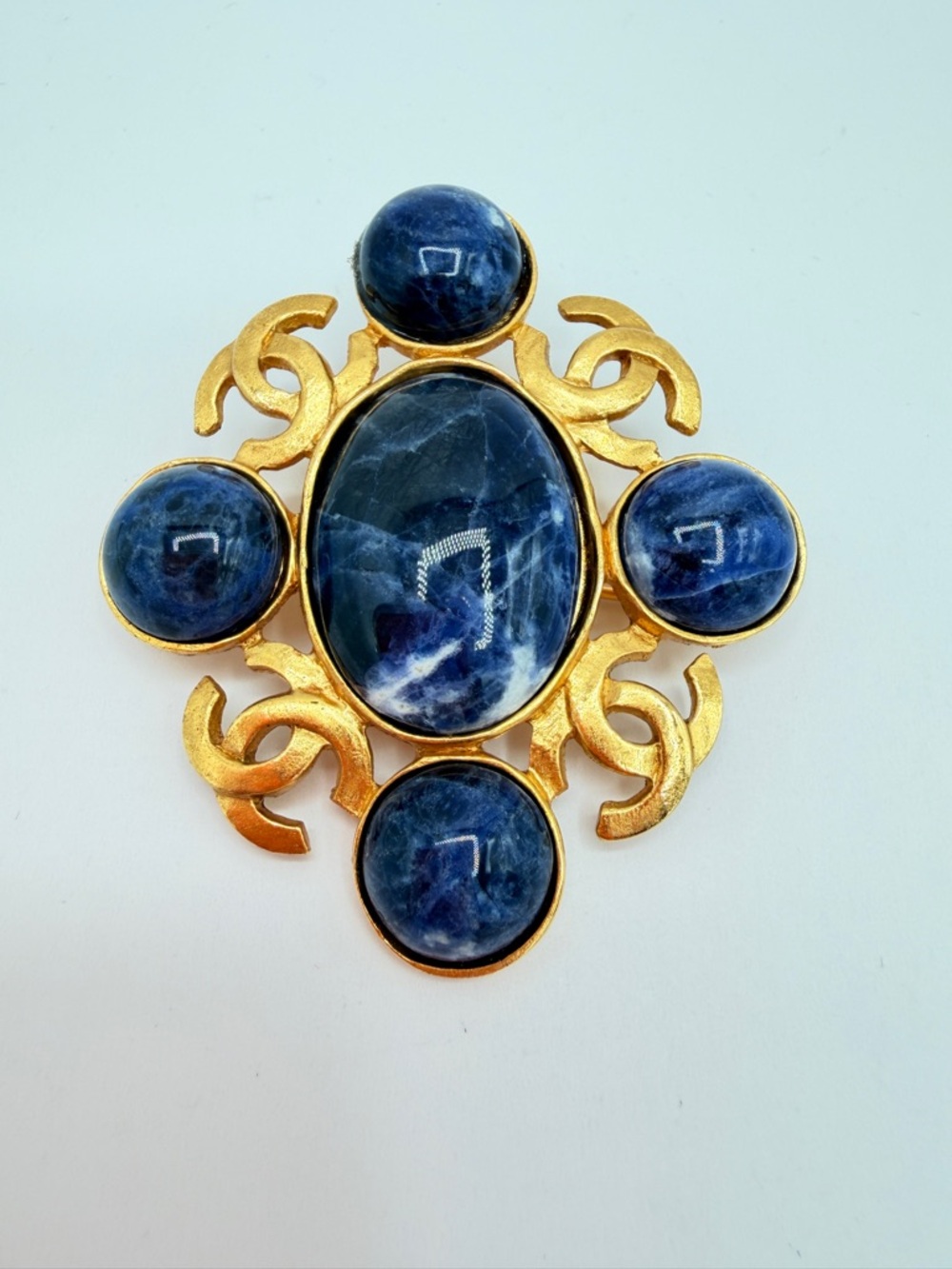 CHANEL Authentic Vintage Navy Stone Brooch with four CCs 95A 24k Gold Plated - Picture 2 of 6
